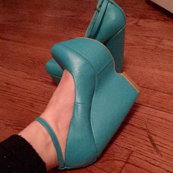 Teal 6" wedge heals never worn size 5.5 - Picture 3 of 4